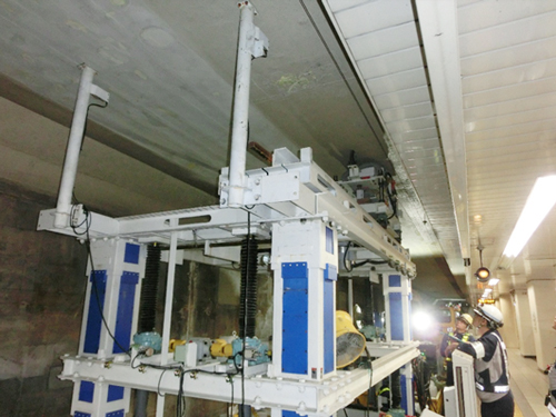 写真3 研掃装置による施工状況