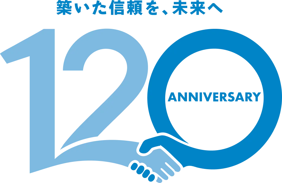 ヘルメットをかぶった奥村くみと、肩に乗る奥村組のキャラクター