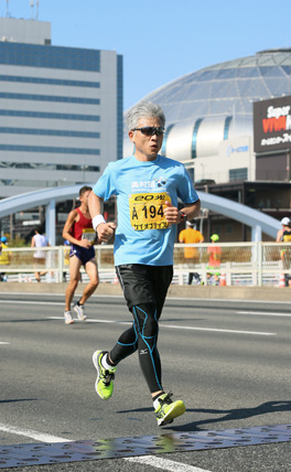 代表取締役社長　奥村 太加典がマラソンを走っている写真
